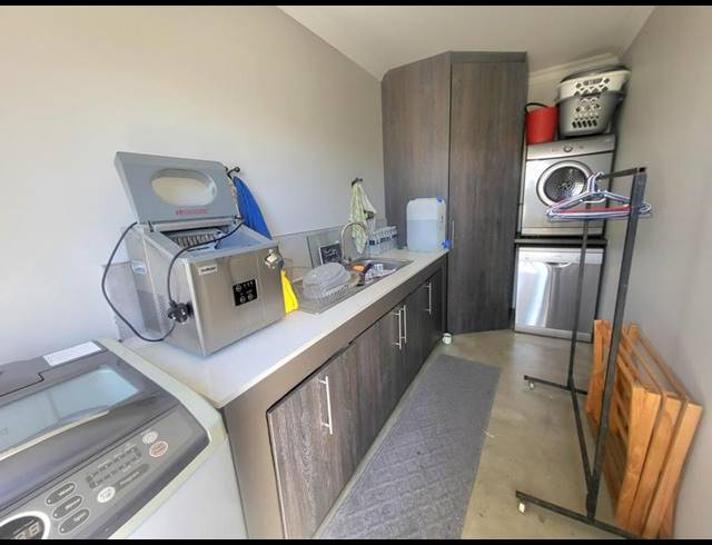 6 BEDROOM HOUSE FOR SALE IN SUNSET ESTATE